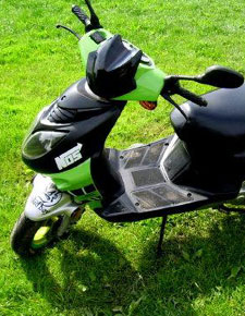 краденный скутер на траве