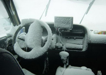 салон автомобиля в снегу